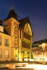 Obraz premium Pilgrim house illuminated at night by the Amiens cathedral in the historic center of Amiens, France