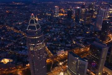Frankfurter Messeturm bei Nacht