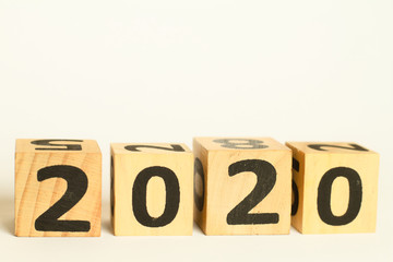 Das Jahr 2020 mit Würfeln aus Holz dargestellt, Neujahr, Silvester, Neues Jahr, Jahreswechsel