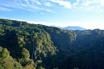 Obraz premium 巨大な吊り橋から見る秋の情景＠大分