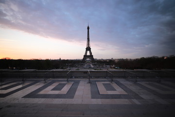 Sunrise in the Eiffel tower, Paris, France - obrazy, fototapety, plakaty