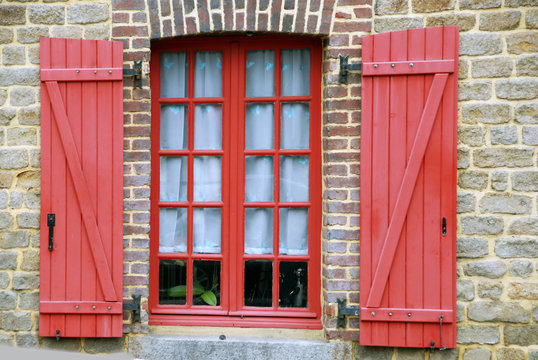 Ville de Flers, fenêtres et volets de couleur "brique, rose", département de l'Orne, France