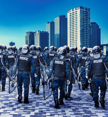 街の平和を守る警察の機動隊
