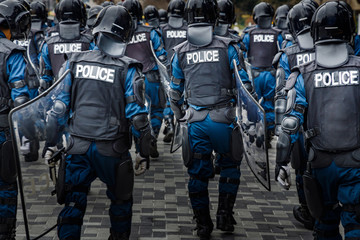 街の平和を守る警察の機動隊