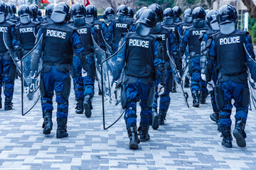 街の平和を守る警察の機動隊