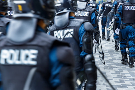 街の平和を守る警察の機動隊