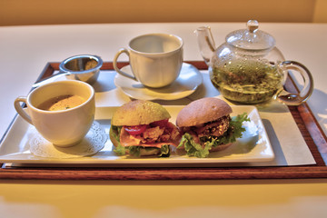 ハーブティとサンドイッチ