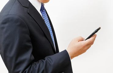 スマートフォンを使う若いビジネスマン