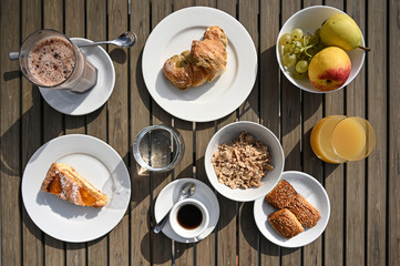 colazione servita all'aperto su di un tavolo di legno