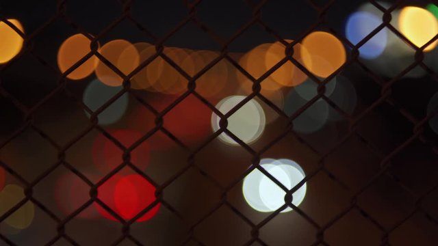 フェンス越しの夜のカーライト