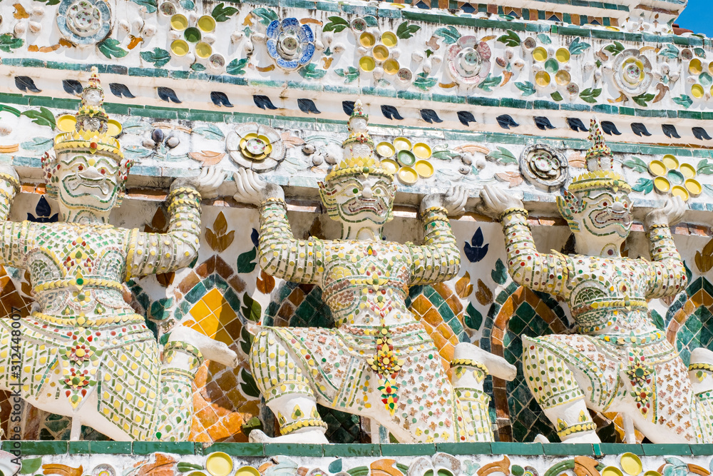 Wall mural Giant statue at Wat Arun (Sunrise Temple), Bangkok, Thailand.