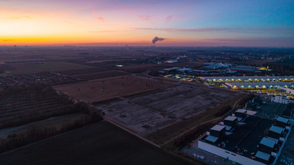 Fototapeta na wymiar Luftaufnahme Sonnenuntergang mit Heizkraftwerk im Hintergrund
