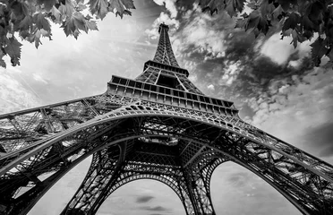 Zelfklevend Fotobehang Eiffeltoren in Parijs Frankrijk met gouden lichtstralen. Zwart-witfotografie © twindesigner