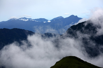 Cloudy scenes often appear in the high mountains of central Taiwan, and the scenery seems very magnificent and beautiful