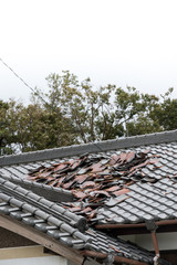 強風被害を受けた瓦屋根