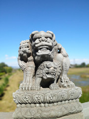 Fototapeta premium Weeping willows and stone lions at Lugou Bridge