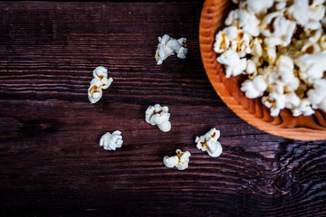 Fototapeta na wymiar Popcorn in wood dish