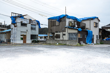 強風被害を受けた瓦屋根の民家