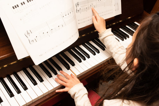 ピアノの練習をする女の子