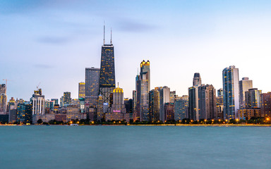 Obraz premium Panoramiczny widok na nabrzeże Chicago o zachodzie słońca z plaży North Avenue w Chicago, Illinois, Stany Zjednoczone Ameryki