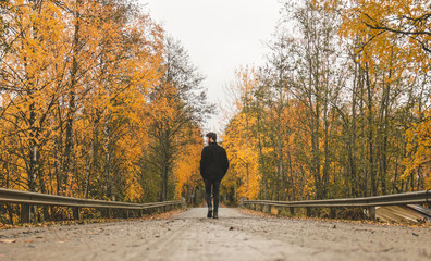 Andando por una carretera