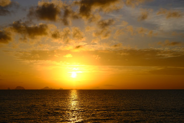 Fototapeta na wymiar Sunrise on a Beach in Thailand