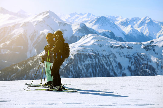 Skifahrer genie&szlig;en die Aussicht