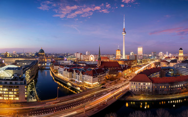 Panorama der beleuchteten Skyline von Berlin, Deutschland, mit dem Fluss Spree, Berliner Dom und Alexanderplatz am Abend