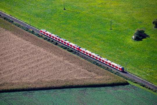 S-Bahn zwischen Wiesen und Feldern