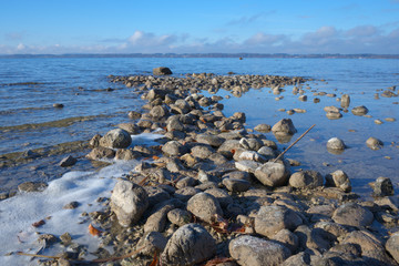 Wundersch&ouml;ner Tag mit blauem Himmel am Chiemseestrand