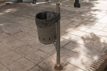 Paseo con papelera, bolsa de plástico, oxido