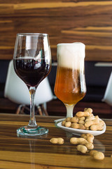 Vino, cerveza y cacahuetes.