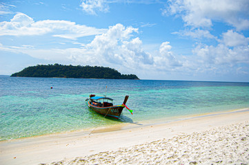 Fototapeta na wymiar Longtail boat at the beach of the thai island Ko Lipe
