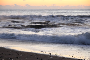 太陽に輝く波打ち際  