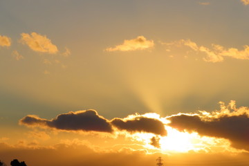 雲を光らせる夕日の輝き