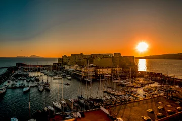 Fototapete Sonnenuntergang in Neapel: Die Burg 'Castel dell'Ovo' im Abendlicht © KunstundKultur.org
