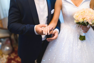 Obraz na płótnie Canvas groom holding bride's hand