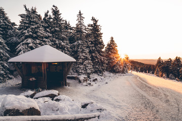 Schutzhütte auf der Brockenstraße im Winter. Sonnenaufgang