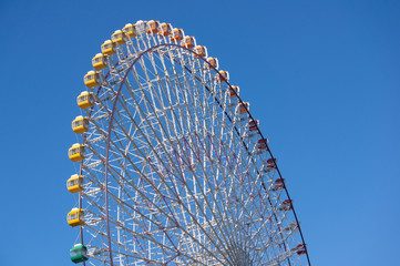 横浜の港近くの公園の景色