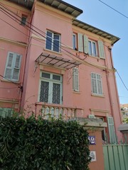 Naklejka premium Old pink house in the city 