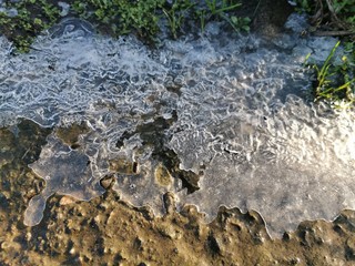 Luftblasen unter Eisschicht - Bubbles unter ice