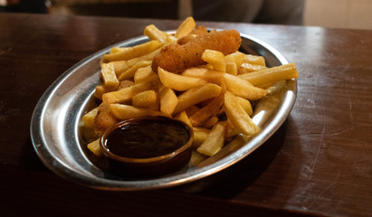 Patatas con salsa y pescado