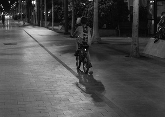 Niño en bici monocromo calle