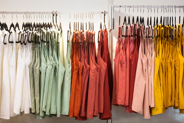 Blusas separadas por cor nos cabides