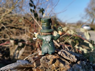 Glücks Troll mit Kleeblatt und Hufeisen