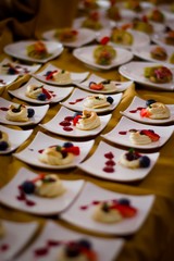 POSTRE DE UVA CON MORA EN UNA CREMA BLANCA DE EVENTO