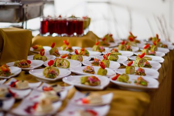 BOCADITO EN UN PLATO DE HOJA BLANCA