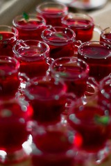 BEBIDA REFRESCANTE DE COLOR ROJO PARA COMERCIAL DE ALIMENTOS