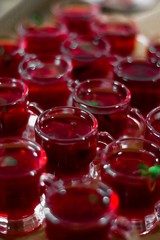 BEBIDA REFRESCANTE DE COLOR ROJO PARA COMERCIAL DE ALIMENTOS