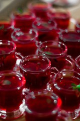 BEBIDA REFRESCANTE DE COLOR ROJO PARA COMERCIAL DE ALIMENTOS